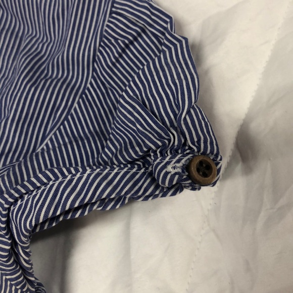 Short sleeve puffy ruffle shirt. - Picture 4 of 7